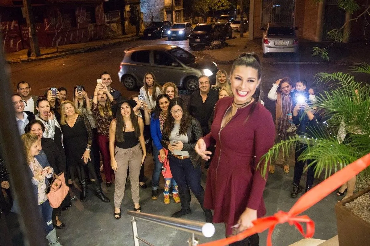 Ilse Vila sonríe ante el público reunido en la puerta del salón la noche de la inauguración