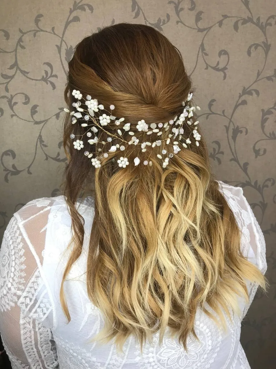 Peinado de novia semi recogido con ondas y tocado de perlas