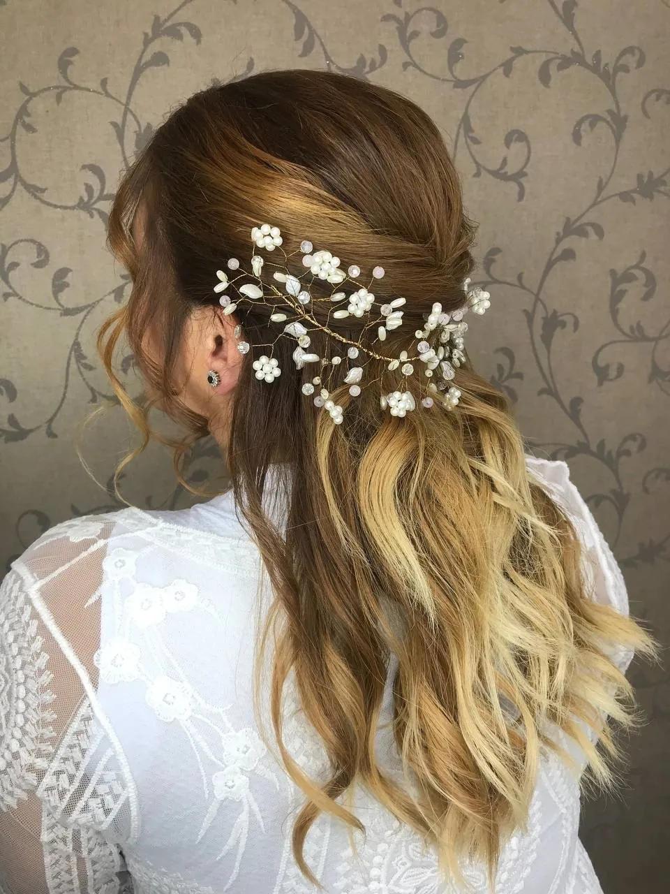 Peinado de novia con ondas y tocado de perlas, visto de perfil
