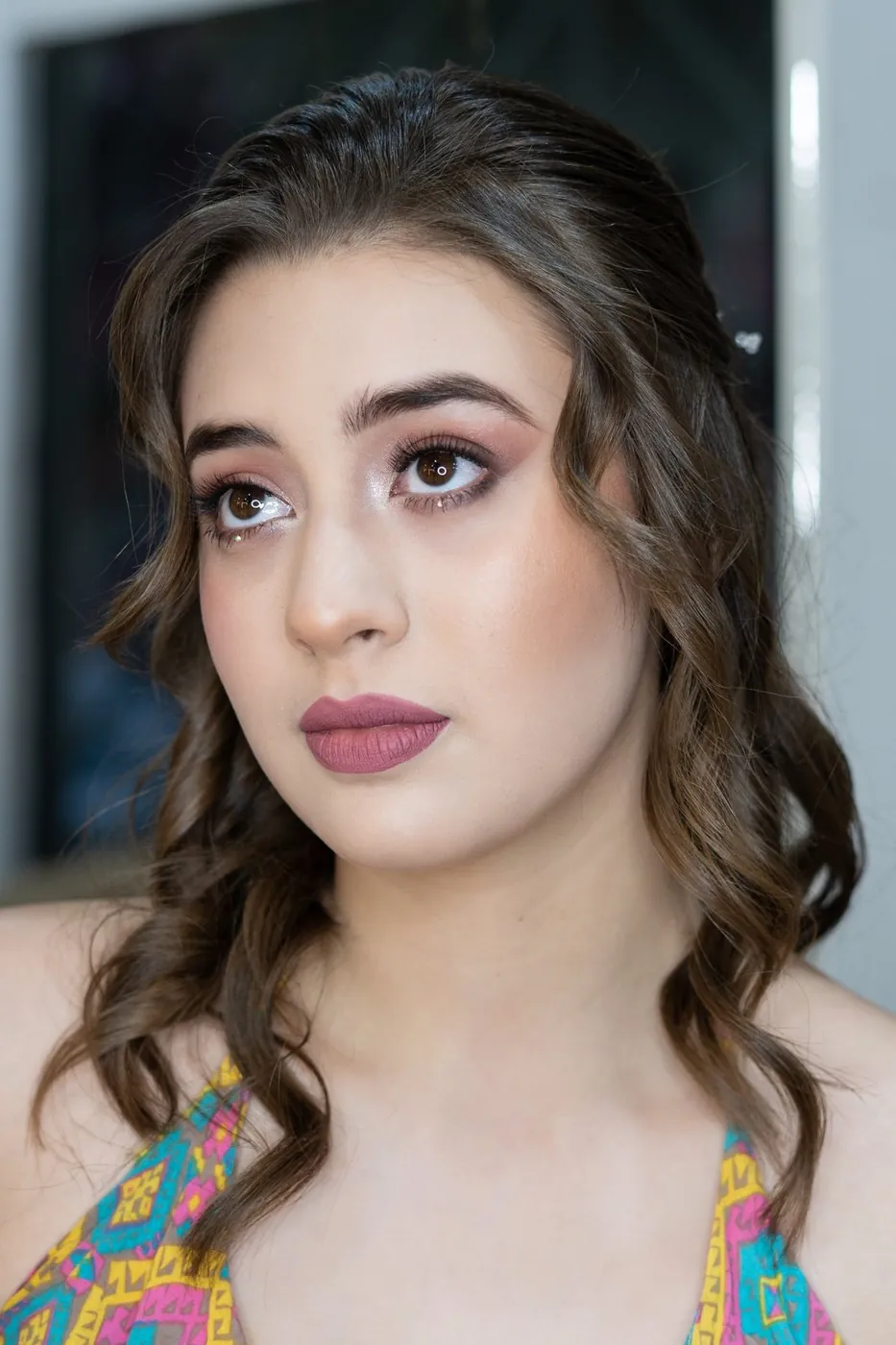 Maquillaje de 15 años en tonos rosados con ondas suaves