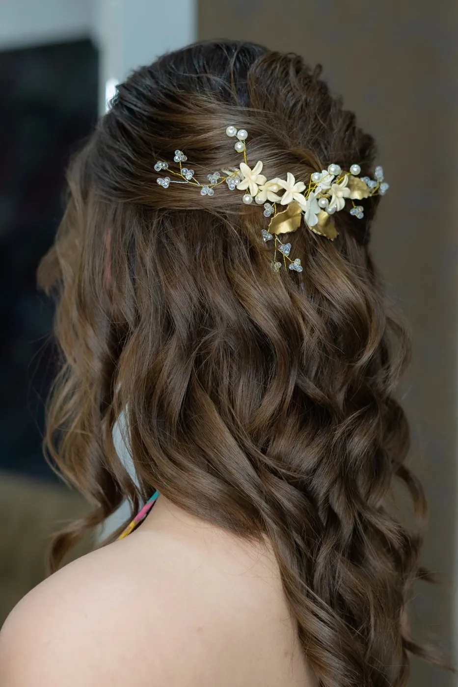 Peinado de 15 años semi recogido con ondas y tocado de flores