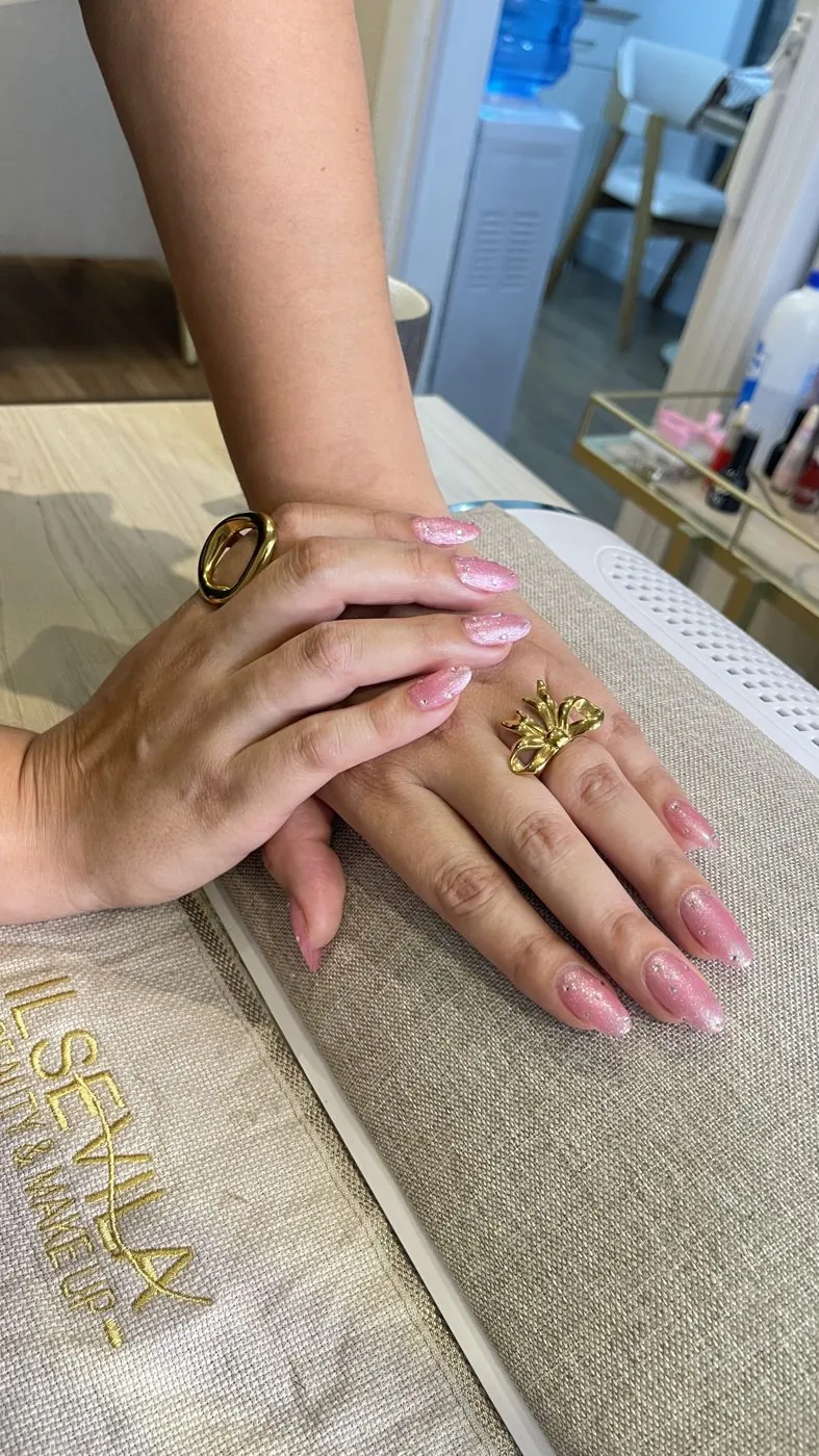 Uñas almendradas en rosa con brillo hechas en el salón